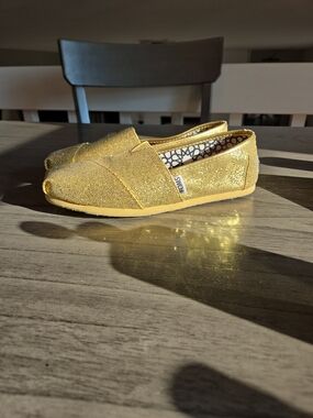 Toms Flats Womens Size 6.5 Gold Glitter Sparkly Slip On Classic Canvas Shoes